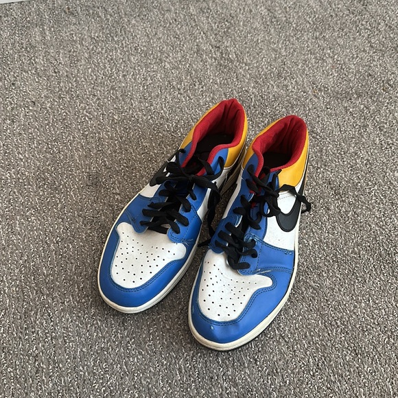 A Nike shoe . - Picture 2 of 3